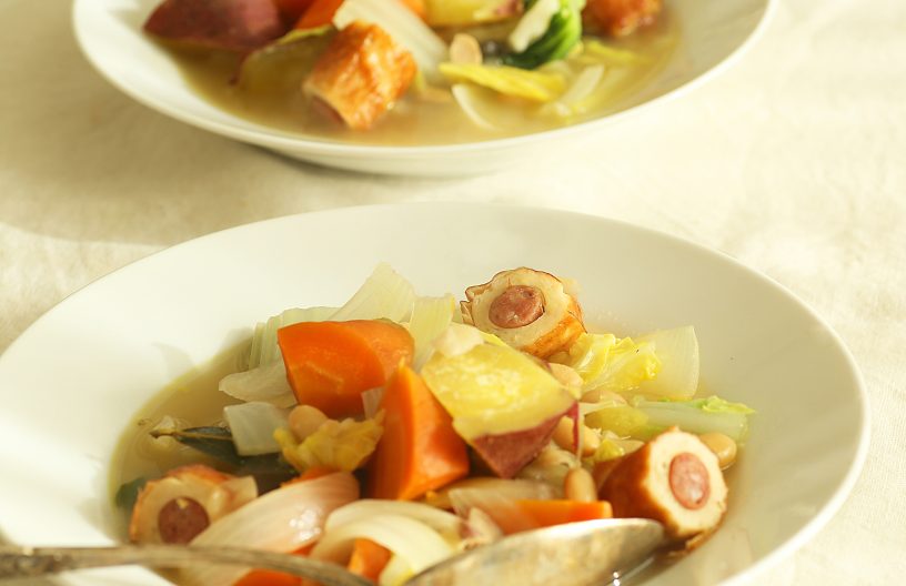 サラミちくわ のハーブ風味の根菜豆スープ